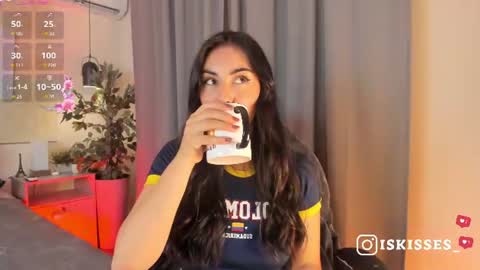 Snapshot of isabellasweet__ chatting on 06-18-26, 03:40 online show from 06-18-26, 03:40