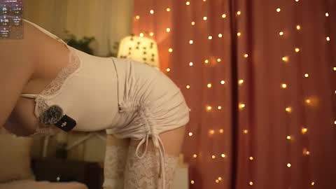 Snapshot of isabellatorrance chatting on 11-15-25, 03:59 Bella online show from 11-15-25, 03:59