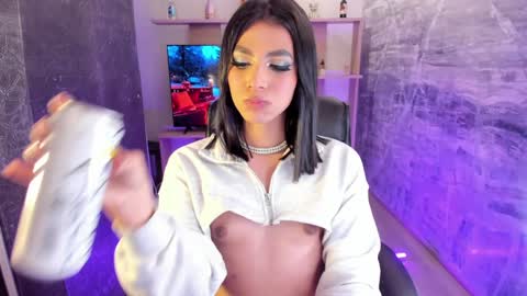 Snapshot of isabellefoxx chatting on 12-21-24, 05:25 Isa online show from 12-21-24, 05:25