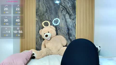 Snapshot of isadora_14 chatting on 02-24-26, 11:08 ISADORA online show from 02-24-26, 11:08