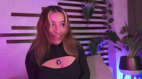 Snapshot of isamoon_ chatting on 04-20-26, 01:14 Isa online show from 04-20-26, 01:14