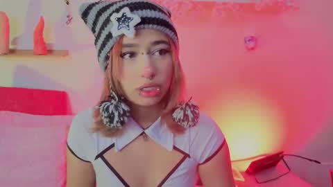 Snapshot of isisjones18 chatting on 10-18-25, 09:21 Isisjones18 online show from 10-18-25, 09:21