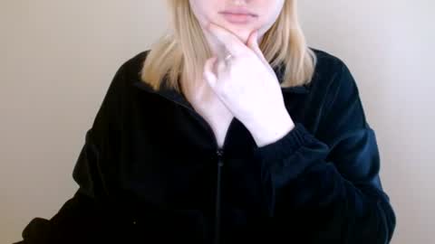 Snapshot of isla00 chatting on 06-12-26, 06:23 Isla online show from 06-12-26, 06:23