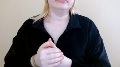 Snapshot of isla00 chatting on 06-16-26, 06:05 Isla online show from 06-16-26, 06:05
