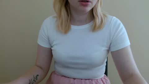 Snapshot of isla00 chatting on 06-22-26, 05:59 Isla online show from 06-22-26, 05:59