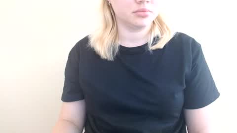 Snapshot of isla00 chatting on 07-17-26, 05:58 Isla online show from 07-17-26, 05:58