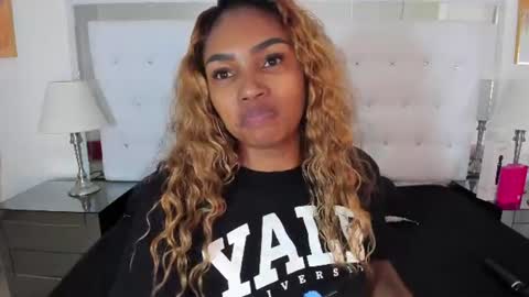Snapshot of isla_scott chatting on 06-21-26, 11:35 Vanessa online show from 06-21-26, 11:35