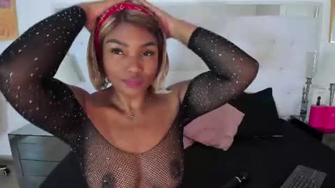 Snapshot of isla_scott chatting on 06-30-26, 11:33 Vanessa online show from 06-30-26, 11:33