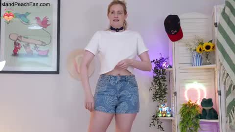 Snapshot of island_peach chatting on 06-19-26, 02:10 Lou Peaches online show from 06-19-26, 02:10