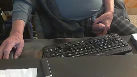 Snapshot of islandduke chatting on 10-29-25, 03:03 Duke online show from 10-29-25, 03:03