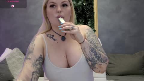 Snapshot of issaa20 chatting on 05-15-26, 06:20 Alisa online show from 05-15-26, 06:20