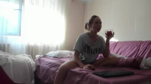 Snapshot of issabelle_69 chatting on 06-17-26, 04:15 Issabelle online show from 06-17-26, 04:15