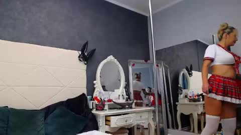 IssaSmyth online show from 10-12-25, 06:34