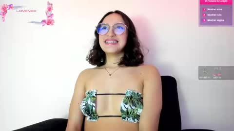 Snapshot of its__angelica_ chatting on 02-14-25, 10:04 Angelica online show from 02-14-25, 10:04