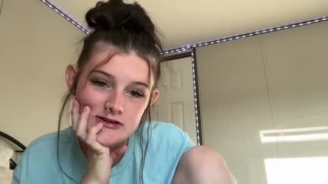 Snapshot of itskaylaaa chatting on 06-16-26, 12:35 itsKaylaaa online show from 06-16-26, 12:35