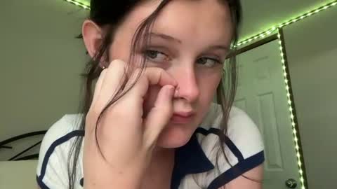 Snapshot of itskaylaaa chatting on 06-20-26, 12:25 itsKaylaaa online show from 06-20-26, 12:25