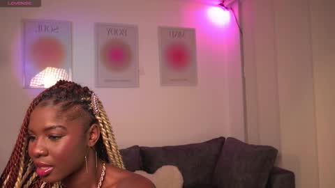 Snapshot of itslau_ chatting on 12-21-25, 07:26 lau online show from 12-21-25, 07:26