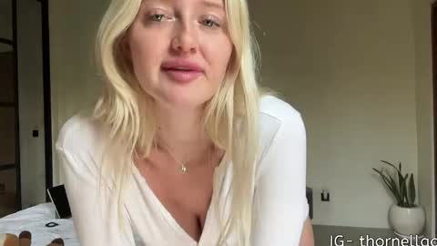 Snapshot of itslunaaaaa chatting on 04-24-26, 03:09 Luna online show from 04-24-26, 03:09