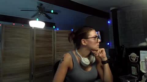 ItsMeSophie X online show from 09-25-25, 04:00