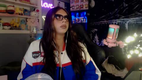 Snapshot of itsnickibabyy chatting on 01-15-25, 10:46 Nicki Foxx online show from 01-15-25, 10:46