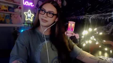 Snapshot of itsnickibabyy chatting on 01-17-25, 06:33 Nicki Foxx online show from 01-17-25, 06:33