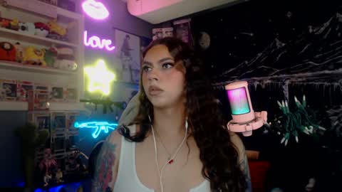 Snapshot of itsnickibabyy chatting on 02-14-25, 01:34 Nicki Foxx online show from 02-14-25, 01:34