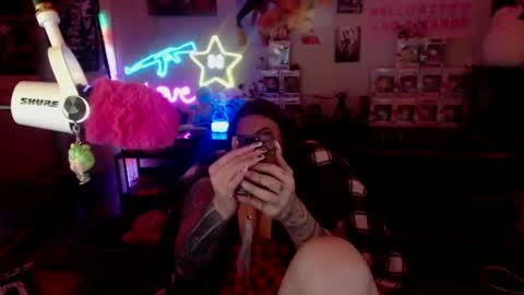 Snapshot of itsnickibabyy chatting on 10-24-25, 04:20 Nicki Foxx online show from 10-24-25, 04:20