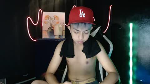 Snapshot of itsyourcummerboy_xx chatting on 06-22-26, 05:43 Kyle online show from 06-22-26, 05:43