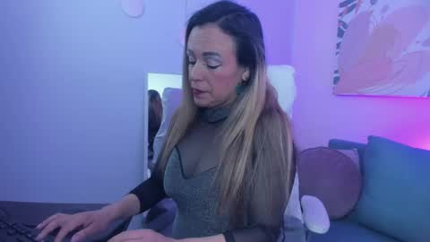 Snapshot of ivonne_4 chatting on 04-22-26, 01:12 Ivonne online show from 04-22-26, 01:12