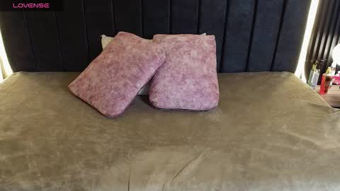 I V O N N E R O S S online show from 03-25-26, 12:00