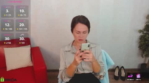 Snapshot of izzy_cam chatting on 09-15-25, 05:18 Queen of nylon Victoria online show from 09-15-25, 05:18