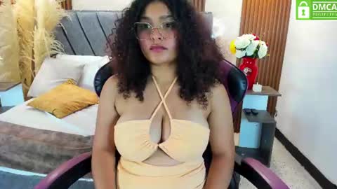 Snapshot of izzy_lux chatting on 07-06-26, 03:03 Isa online show from 07-06-26, 03:03
