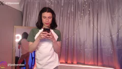 Snapshot of j_a_x_x_x_o_n chatting on 06-11-26, 01:42 Hey im Jaxxxon check my info online show from 06-11-26, 01:42
