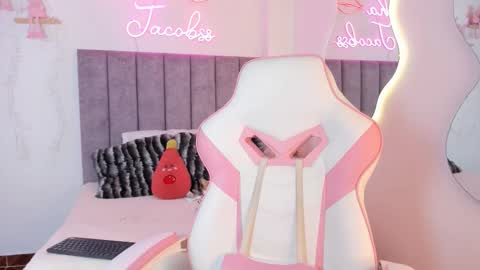 Snapshot of jacobss_gh chatting on 11-18-25, 10:14 JACOBSS online show from 11-18-25, 10:14