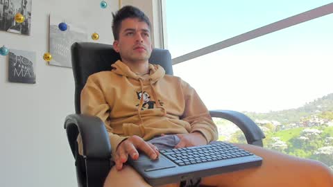 Snapshot of jacobstones_ chatting on 12-18-24, 01:45 JACOB STONES online show from 12-18-24, 01:45