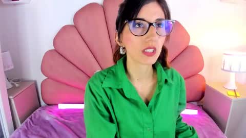 jade white  online show from 02-03-25, 12:14