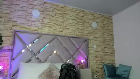 jade white  online show from 09-16-25, 12:50