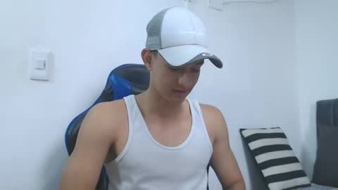 Hi guys im new 3 online show from 02-10-26, 08:02