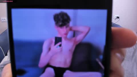 Snapshot of james_mil chatting on 12-27-24, 01:22 James online show from 12-27-24, 01:22