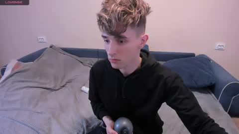 Snapshot of james_mil chatting on 03-08-25, 09:40 James online show from 03-08-25, 09:40