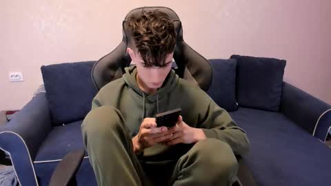 Snapshot of james_mil chatting on 10-31-25, 06:20 James online show from 10-31-25, 06:20