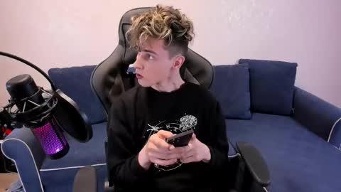 Snapshot of james_mil chatting on 11-06-25, 06:42 James online show from 11-06-25, 06:42