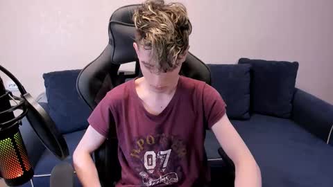 Snapshot of james_mil chatting on 11-07-25, 08:31 James online show from 11-07-25, 08:31