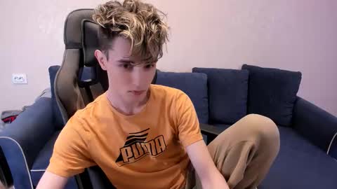 Snapshot of james_mil chatting on 11-25-25, 08:31 James online show from 11-25-25, 08:31