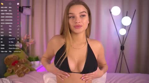 Day Alice Night Stella online show from 02-21-26, 05:30