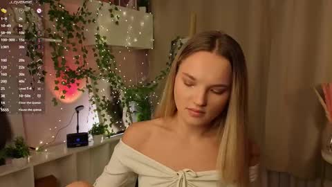 Hi Im Alice and here youll find something online show from 11-14-25, 06:12