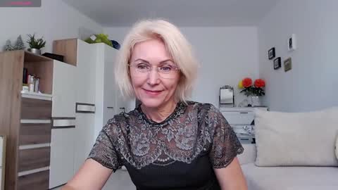 Snapshot of jasmin18v chatting on 09-25-25, 12:42 Jasmin room for people 40 online show from 09-25-25, 12:42