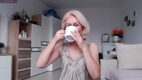 Snapshot of jasmin18v chatting on 11-19-25, 08:03 Jasmin room for people 40 online show from 11-19-25, 08:03