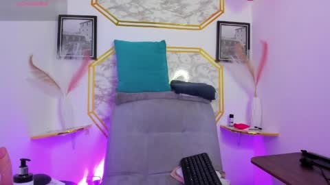 Snapshot of jaulyn_18 chatting on 05-20-26, 02:40 Jaulyn online show from 05-20-26, 02:40