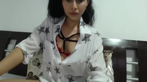 Snapshot of jazmin_miler chatting on 02-14-25, 09:10 Luna Sofa online show from 02-14-25, 09:10